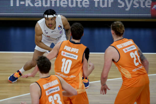 而是全队的 而是全队的